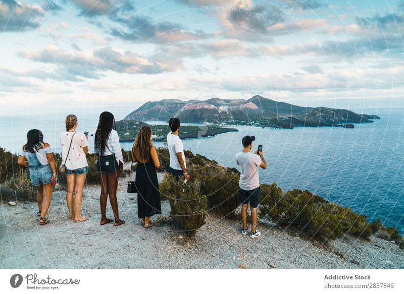 Gruppe von Menschen, die auf einer Klippe stehen. Tourismus Landschaft Freiheit Aktion Meer Abenteuer Sommer Außenaufnahme Ferien & Urlaub & Reisen Tourist
