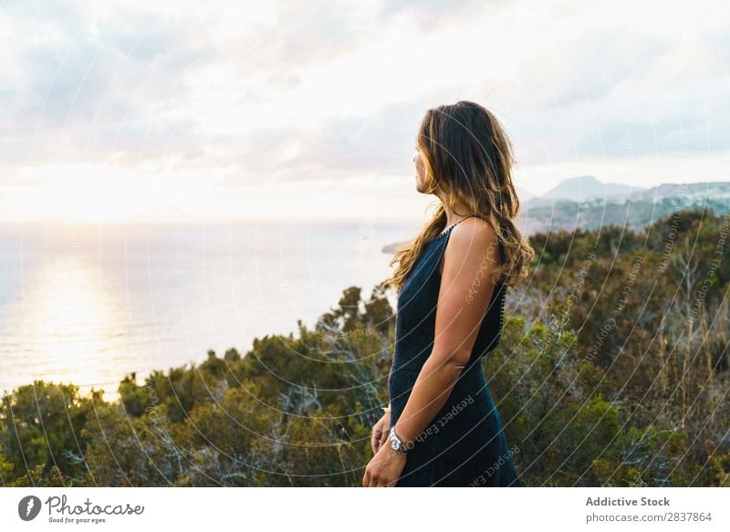 Frau, die auf der Natur posiert. Landschaft Körperhaltung Meer Tourist Abenteuer Panorama (Bildformat) Freiheit Erholung reisend romantisch Errungenschaft