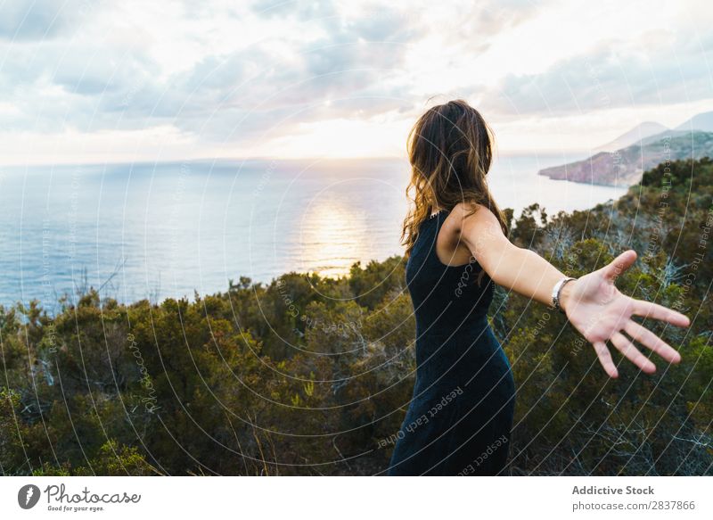 Frau, die auf der Natur posiert. Landschaft Körperhaltung Meer Tourist Abenteuer Panorama (Bildformat) Freiheit Erholung reisend romantisch Errungenschaft