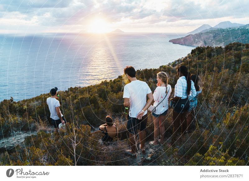 Gruppe von Menschen, die auf einer Klippe stehen. Tourismus Landschaft Freiheit Aktion Meer Abenteuer Sommer Außenaufnahme Ferien & Urlaub & Reisen Tourist