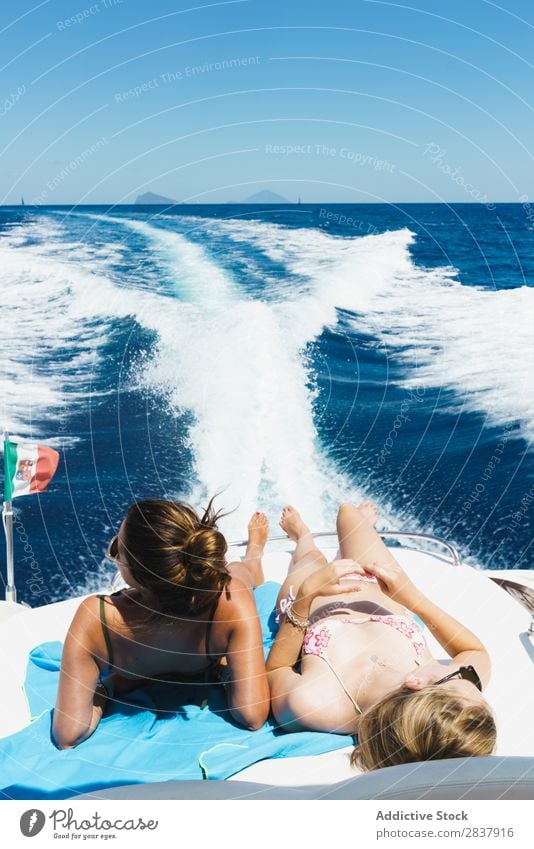Frauen, die sich auf dem Boot entspannen Sommer Spaß haben Segelboot Jacht Segeln Homosexualität Erholung Paar Meer Jugendliche Ferien & Urlaub & Reisen Gefäße