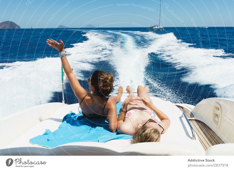 Frauen, die sich auf dem Boot entspannen Sommer Spaß haben Segelboot Jacht Segeln Homosexualität Erholung Paar Meer Jugendliche Ferien & Urlaub & Reisen Gefäße