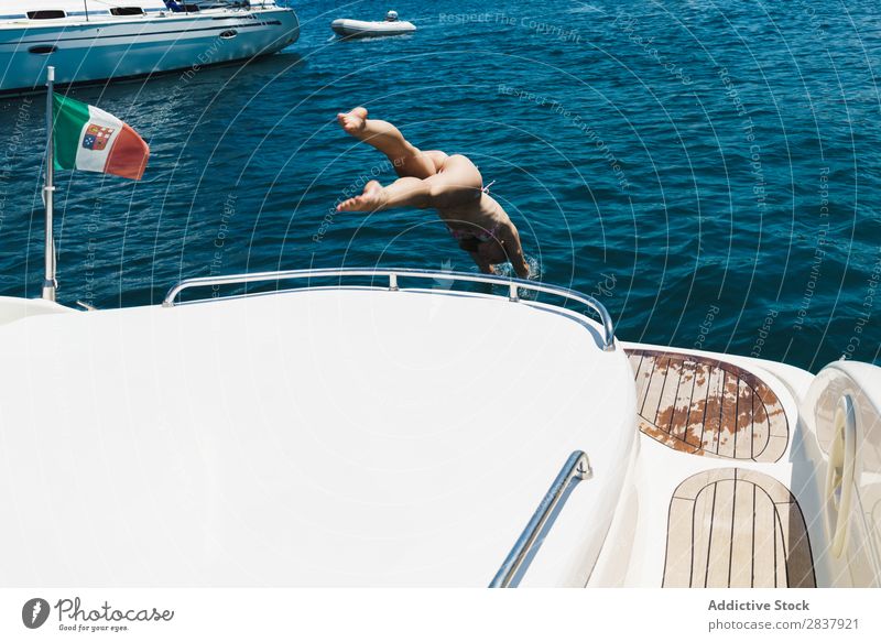 Frau beim Springen von der Yacht Jacht springen Schwimmsport Verkehr sportlich Vergnügen Freiheit Segelboot Meer romantisch Schwimmsportler Erholung Sommer