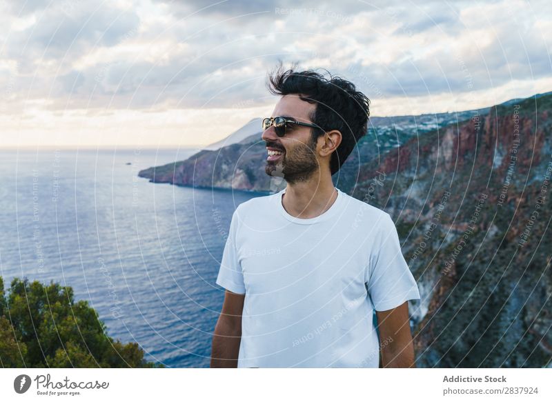Mann steht auf einer malerischen Landschaft Reisender Meer Klippe Körperhaltung harmonisch Erholung Natur Panorama (Bildformat) Ferien & Urlaub & Reisen
