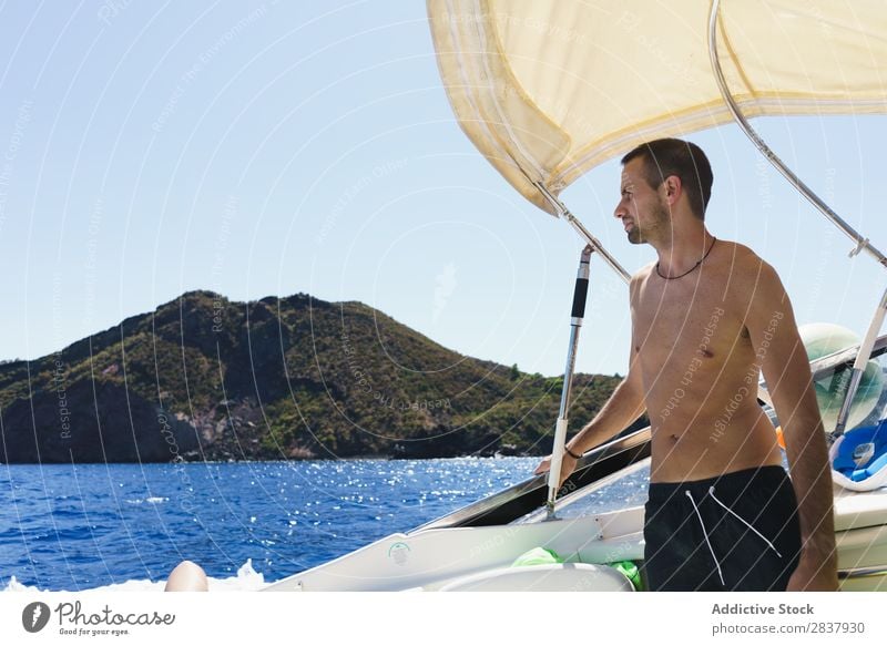 Mann, der auf dem Schiff posiert. Sommer Segelboot Jacht Segeln Erholung Meer Ferien & Urlaub & Reisen Gefäße Mitteilung Reisende Freizeit & Hobby Abenteuer