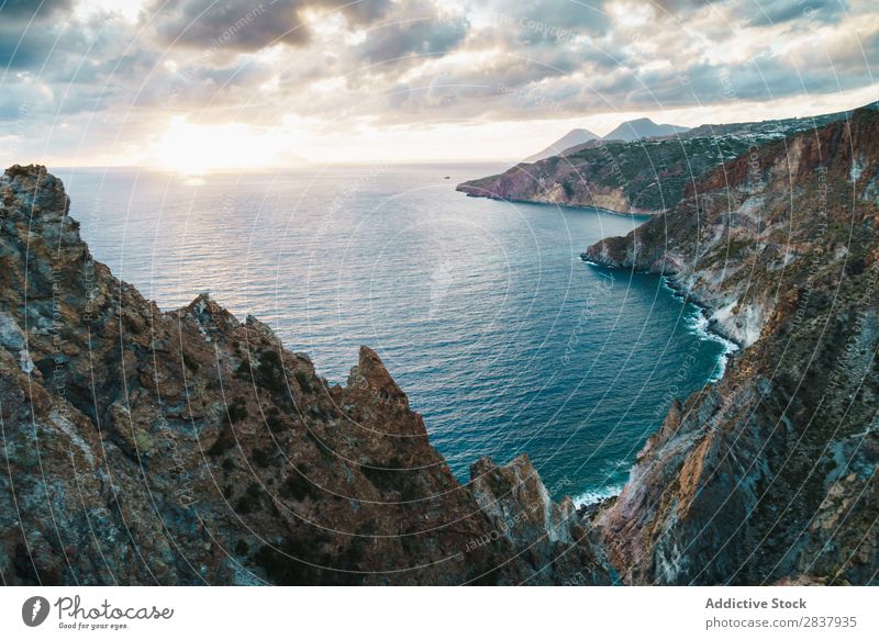 Luftbild zum Bergsee Küste Felsen Wellen tropisch Meer kampfstark exotisch Energie Menschenleer Klippe Sommer Strand Natur Idylle Seeküste Aussicht natürlich