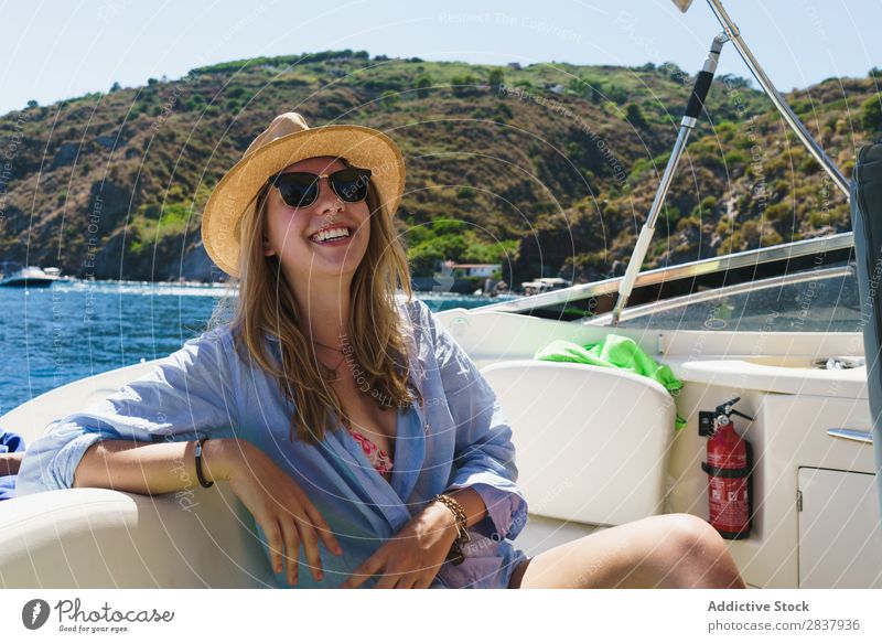 Stylisches Mädchen, das auf der Yacht posiert. Frau Jacht Körperhaltung Sommer Ferien & Urlaub & Reisen Model lachen schön selbstbewußt Zufriedenheit Kreuzfahrt