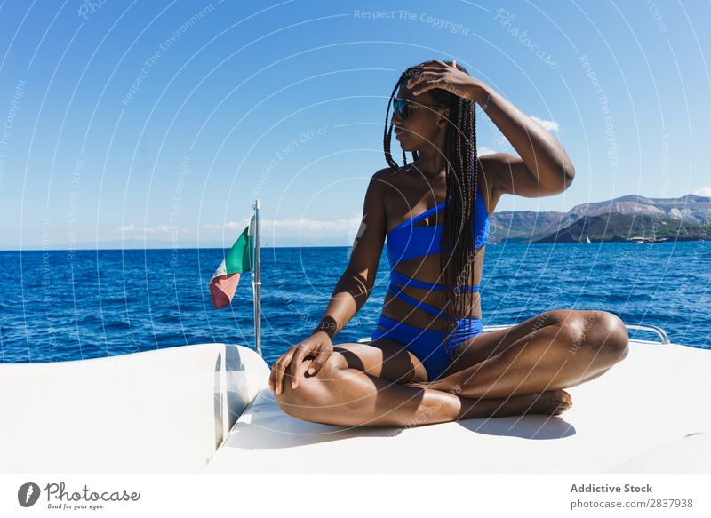 Stylisches Mädchen, das auf der Yacht posiert. Frau Jacht Körperhaltung Sommer Ferien & Urlaub & Reisen Model lachen schön selbstbewußt Zufriedenheit Kreuzfahrt