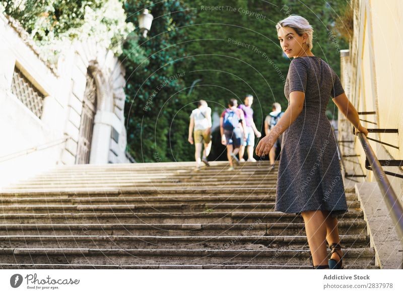 Hübsche Frau, die auf der Treppe posiert. Freitreppe hübsch Straße Körperhaltung Jugendliche lässig Geländer Mädchen Mode Großstadt Beautyfotografie Schritt