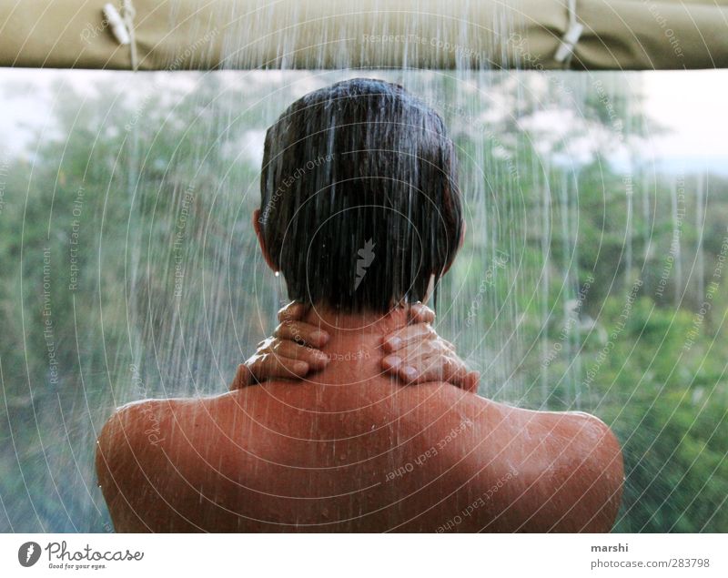 Dusche mit Ausblick Mensch feminin Junge Frau Jugendliche Erwachsene Haut Rücken 1 Natur Landschaft Stimmung Zufriedenheit Dusche (Installation) Stranddusche
