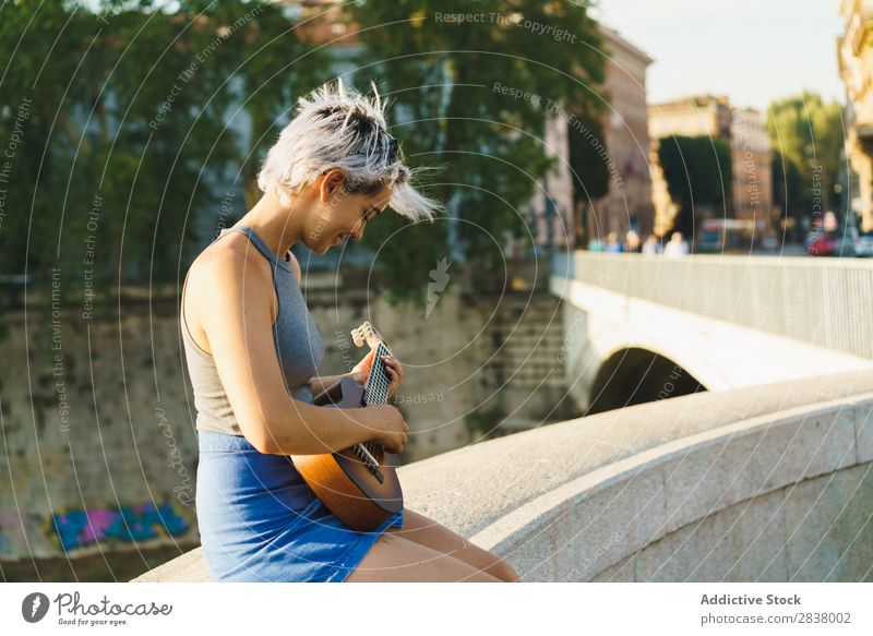 Mädchen spielt kleine Gitarre auf der Straße Frau Entertainment Ukulele Musiker Großstadt Lifestyle Stil Sommer Freizeit & Hobby Beautyfotografie einzigartig