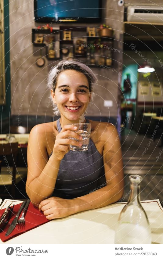 Junge Frau mit Getränk in der Bar Körperhaltung Feste & Feiern lässig trinken Erholung Innenarchitektur Pub Beautyfotografie Glas Restaurant Stil Model