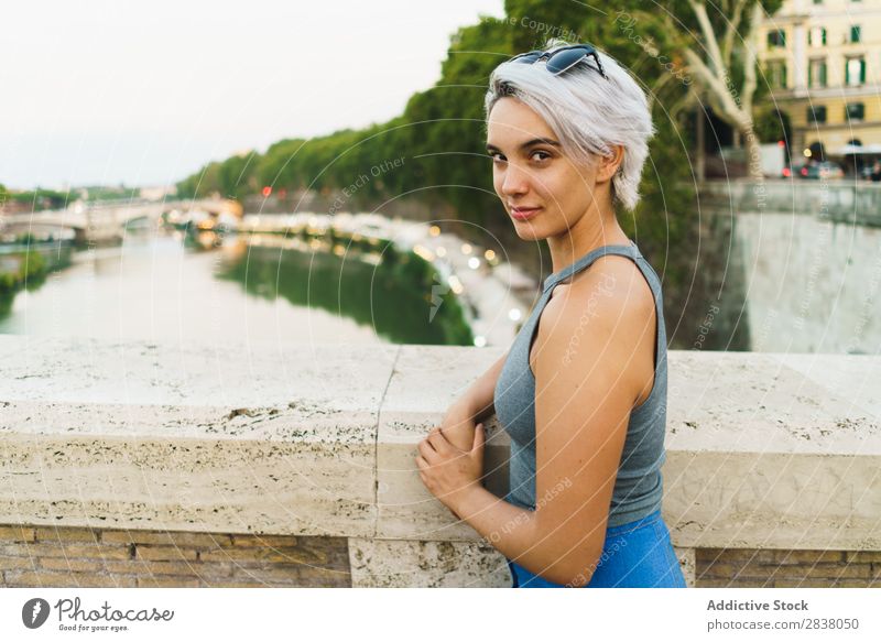 Junge selbstbewusste Frau, die auf der Brücke posiert. Körperhaltung selbstbewußt Stil romantisch Sommer Stadtzentrum Beautyfotografie Tourismus natürlich