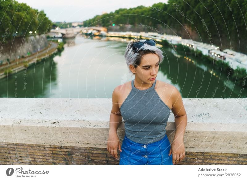 Junge selbstbewusste Frau, die auf der Brücke posiert. Körperhaltung selbstbewußt Stil romantisch Sommer Stadtzentrum Beautyfotografie Tourismus natürlich