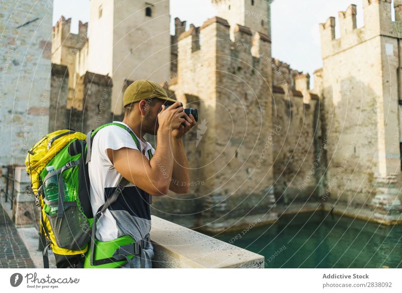 Tourist beim Fotografieren der Sehenswürdigkeiten Mann fotografierend reisend Backpacker Stadt Erinnerung Burg oder Schloss Großstadt Lifestyle