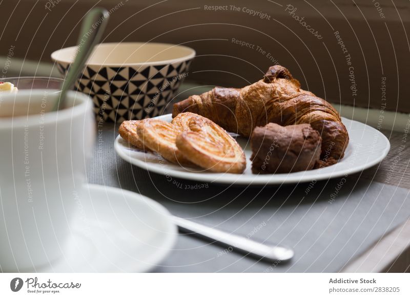 Croissant zum Frühstück Plätzchen Nahaufnahme Kaffee Tasse Becher Lebensmittel süß Mahlzeit lecker Backwaren frisch Gesundheit Morgen Essen heiß Schokolade