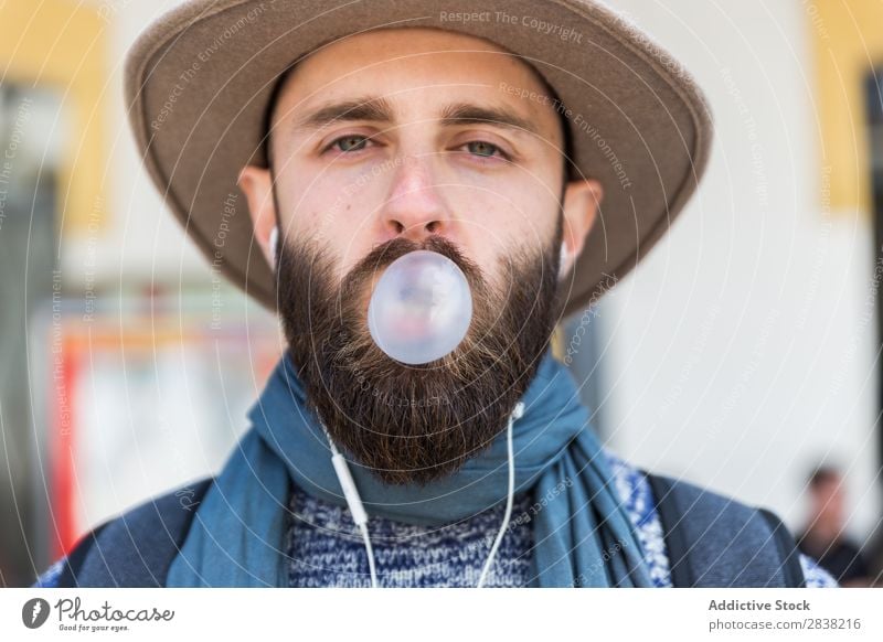 Stylischer Mann beim Kaugummi-Kauen Zahnfleisch Blase wehen Blick in die Kamera Nahaufnahme Gesicht Porträt Jugendliche blasen frisch Ausdruck schön lässig Stil