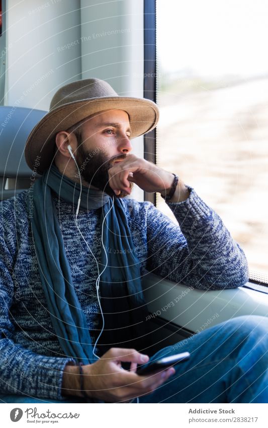 Mann hört Musik im Zug Eisenbahn hören Ferien & Urlaub & Reisen Jugendliche Wegsehen Kopfhörer Vollbart Verkehr sitzen Passagier modern Lifestyle Öffentlich