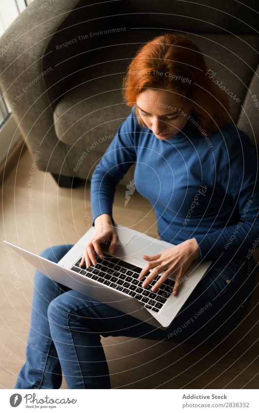 Frau beim Surfen auf dem Laptop auf dem Boden Notebook Browsen benutzend Apparatur Technik & Technologie Gerät sitzen Etage besinnlich hübsch selbstbewußt