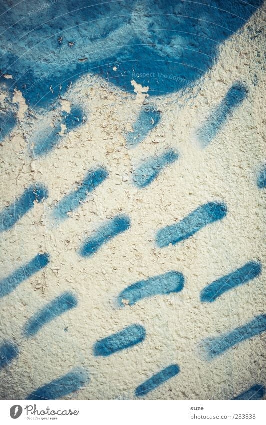 Feuchte Wand Himmel Wolken Klima Wetter Regen Stein Beton Graffiti alt trist trocken blau weiß Regenwasser Niederschlag Zeichnung Farbstoff Putz Straßenkunst