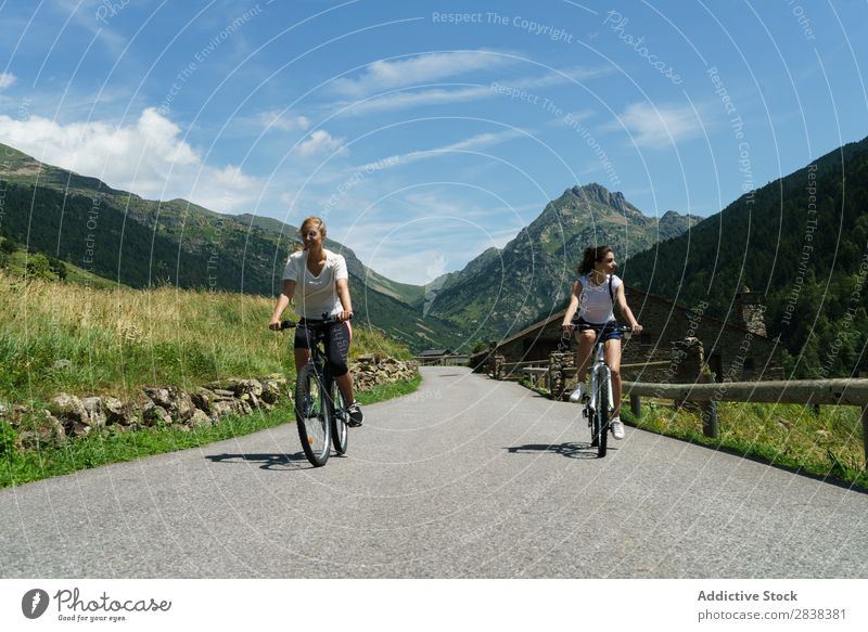 Frauen mit dem Fahrrad auf dem Land sportlich Freundschaft Sport Zyklus Mädchen Aktion Lifestyle Fahrradfahren Mensch Training Berge u. Gebirge Motorradfahren