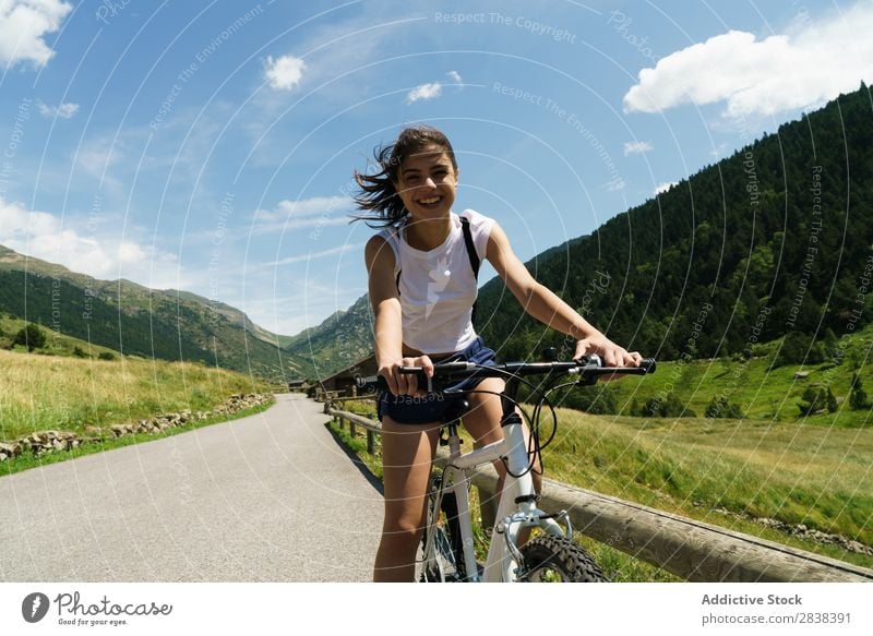 Frau auf dem Fahrrad mit Blick auf die Kamera sportlich heiter Lächeln Blick in die Kamera Sport Zyklus Mädchen Aktion Lifestyle Fahrradfahren Mensch Training