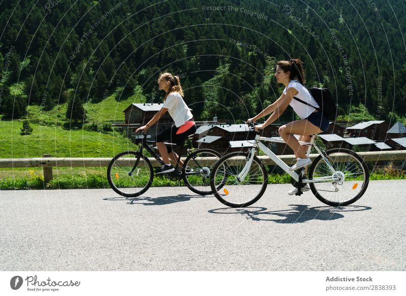 Frauen mit dem Fahrrad auf dem Land sportlich Freundschaft Sport Zyklus Mädchen Aktion Lifestyle Fahrradfahren Mensch Training Berge u. Gebirge Motorradfahren