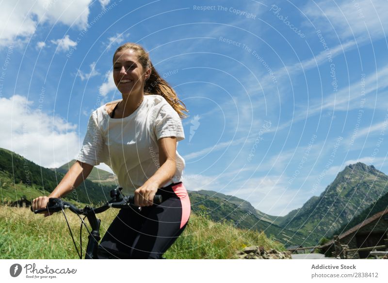 Damenfahrrad Frau sportlich Fahrrad heiter Lächeln Sport Zyklus Mädchen Aktion Lifestyle Fahrradfahren Mensch Training Berge u. Gebirge Motorradfahren Erholung