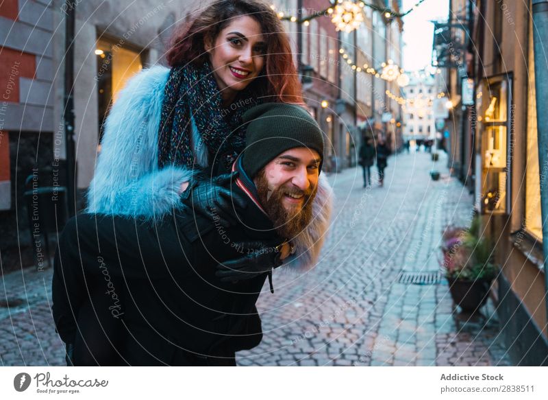 Mann mit Frau auf dem Rücken Paar Straße Glück Großstadt auf der Rückseite tragen Mensch Ferien & Urlaub & Reisen Tourismus Liebe Fröhlichkeit Partnerschaft