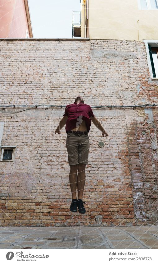 Ein Mann, der auf die Straße springt. Stadt Breakdancer Entertainment Athlet Ausdauer Stil Kultur Jugendliche muskulös Leistung Sport Aktion Bewegung Außenseite