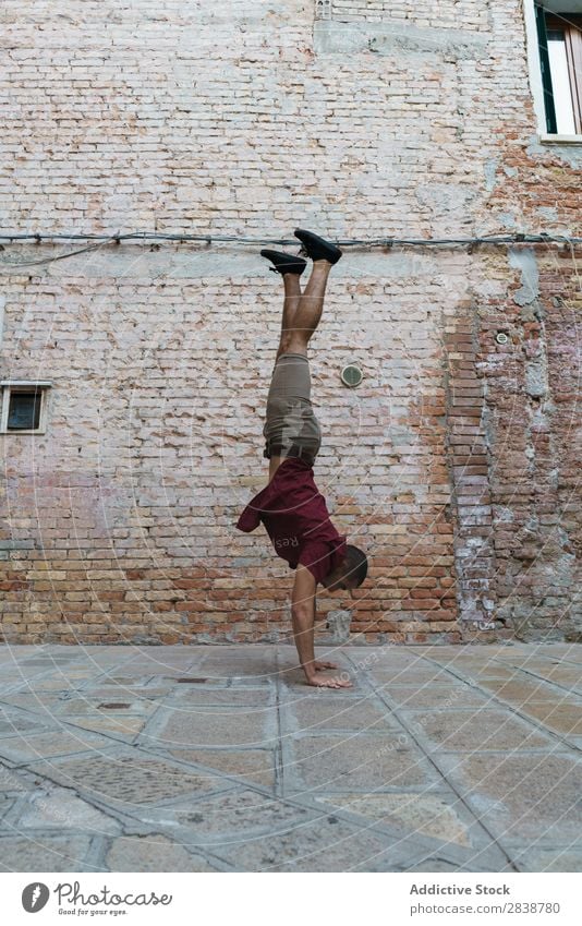 Mann mit Handstand in der alten Straße Stadt stehen Breakdancer Entertainment Athlet Ausdauer Stil Kultur Jugendliche muskulös Leistung Sport Aktion Bewegung