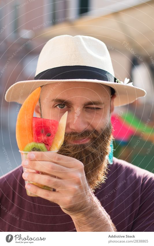 Lächelnder Mann mit einem Glas Früchte Reisender Frucht frisch Sommer Tourist exotisch Erfrischung tropisch Halt Gesundheit Markt zeigen Jugendliche