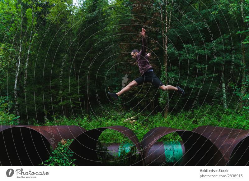 Mann springt auf riesige Röhre Tube stehen Spielfigur Metall Pfeife industriell springen rennen Aktion in Bewegung Tracer Fitness sportlich selbstbewußt Mensch