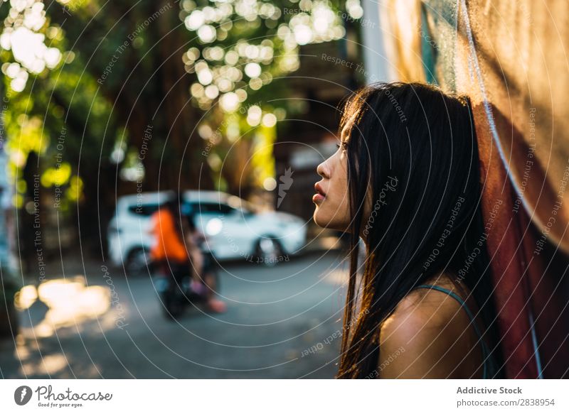 Nachdenkliche asiatische Frau auf der Straße hübsch Jugendliche Fürsorge besinnlich Stoff anlehnen Stadt schön Wegsehen Porträt attraktiv Beautyfotografie