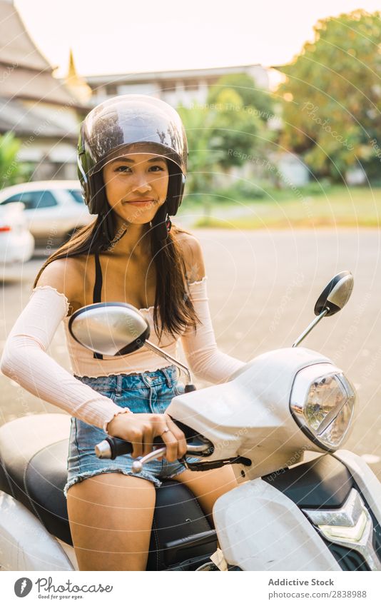 Junge Frau auf weißem Roller sitzend hübsch asiatisch Jugendliche Kleinmotorrad Helm Lächeln Ferien & Urlaub & Reisen Tourismus Ausflug Schutz schön Porträt
