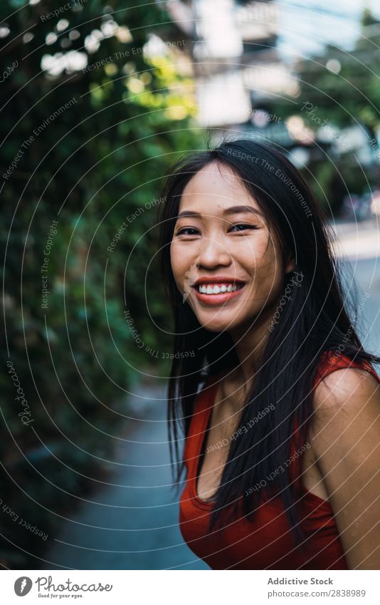 Fröhliche Frau in der engen Straße hübsch asiatisch Jugendliche heiter Lächeln Glück Freude grün Stadt schmal schön Porträt attraktiv Beautyfotografie Mensch