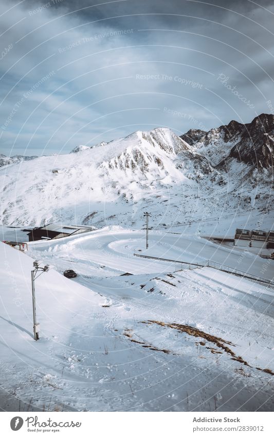 Straße in schönen Winterbergen Hügel Berge u. Gebirge Schnee Landschaft Natur weiß Eis Jahreszeiten kalt Ferien & Urlaub & Reisen Weg Frost frieren Wetter