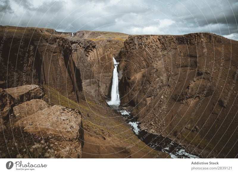 Wasserfall im felsigen Canyon Landschaft Felsen Islandia Schlucht fließen Wildnis Kaskade fallend Natur frisch Beautyfotografie Umwelt Tourismus