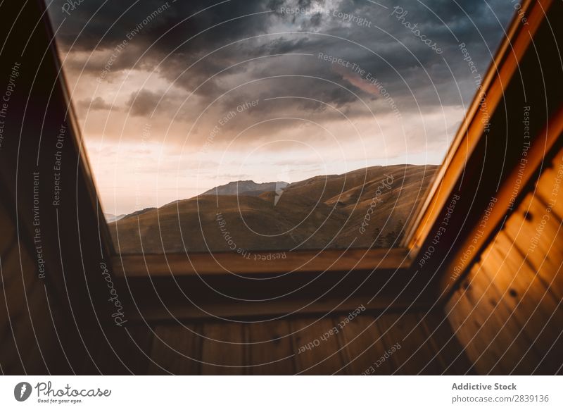 Fenster in der Holzdecke Berge u. Gebirge Himmel Landschaft durch Glas Innenarchitektur Aussicht Decke Tourismus Haus Ausflug Freiheit Natur malerisch