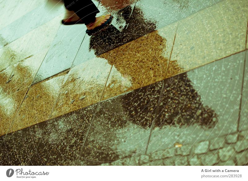 Sommer in Berlin Körper 2 Mensch Schuhe nass Bürgersteig Flipflops Fliesen u. Kacheln Gedeckte Farben Außenaufnahme Detailaufnahme Textfreiraum links