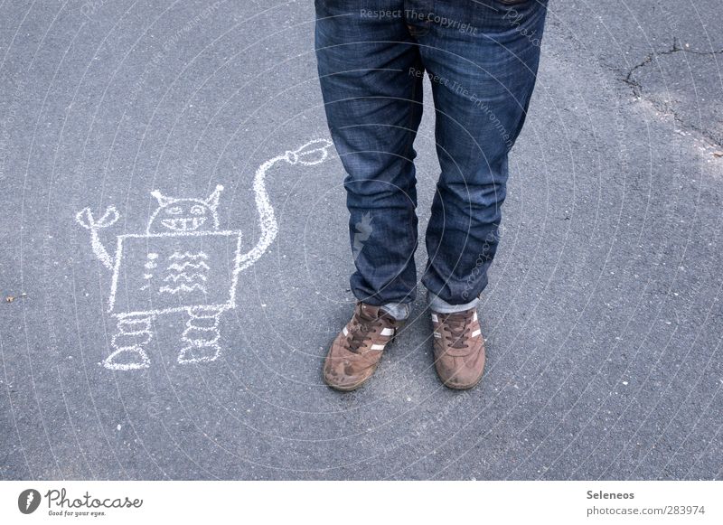 willst du mein Freund sein? Technik & Technologie Mensch Beine Fuß 1 Straße Jeanshose Schuhe Turnschuh Roboter Kreide Beton eckig Freundlichkeit klein