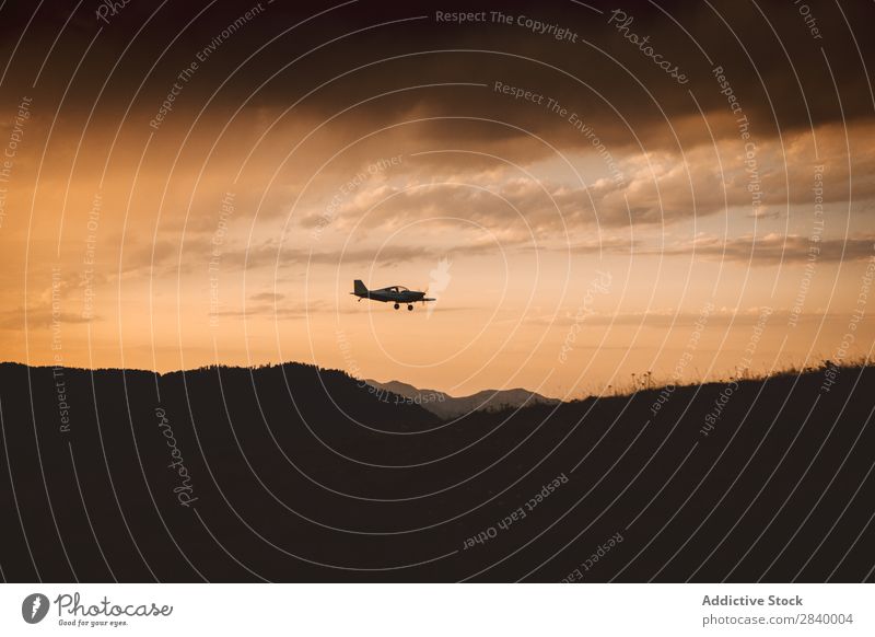 Silhouette des Flugzeugs in der Luft Landschaft Berge u. Gebirge Sonnenuntergang Wolken majestätisch Tourismus Gelassenheit Inspiration Verkehr Luftverkehr