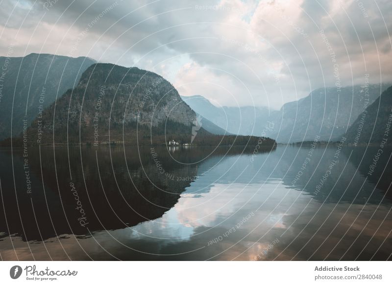 Ruhiges Wasser in bewölkten Bergen Berge u. Gebirge See Wolken Stimmung Reflexion & Spiegelung abgelegen Panorama (Bildformat) Wildnis Rippeln dunkel malerisch
