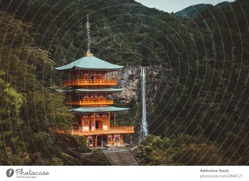 Traditioneller asiatischer Turm in der Natur Gebäude grün Aussicht Berge u. Gebirge Hügel Klippe Felsen Pflanze schön natürlich Asien Osten Orientalisch Östlich