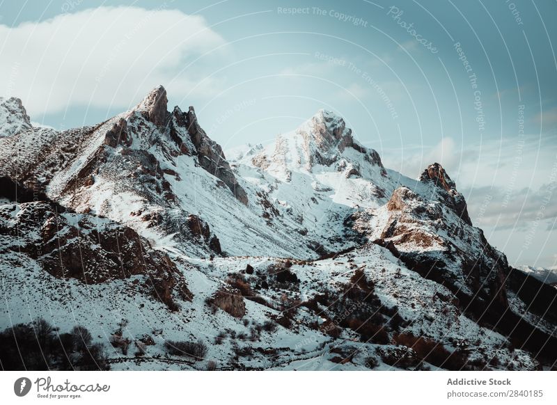 Mit Schnee bedeckte Felsen auf dem Hintergrund des Sees in schneebedeckten Bergen. Berge u. Gebirge Reisender Tourismus Abenteuer Reflexion & Spiegelung
