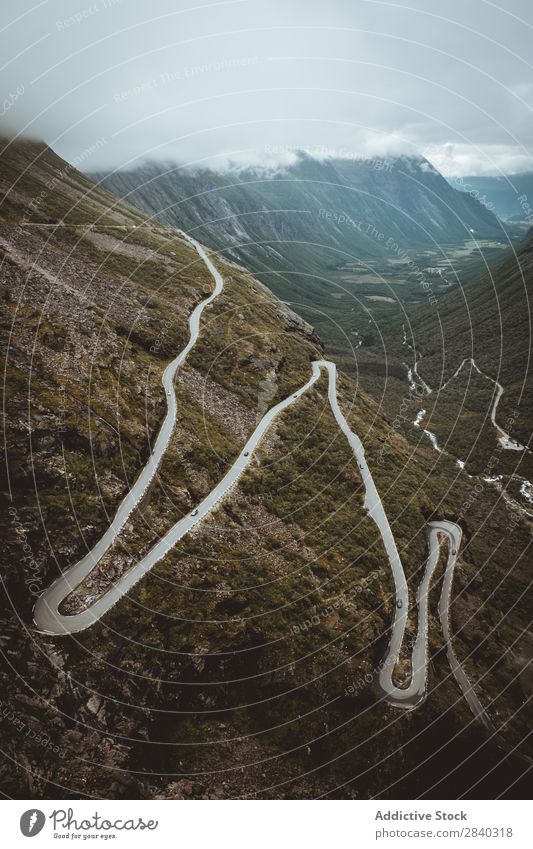 Kurvenreiche Straße in den Bergen, Trollstigen, Norwegen Tal Berge u. Gebirge Serpentine Landschaft Panorama (Bildformat) geheimnisvoll ländlich Aussicht