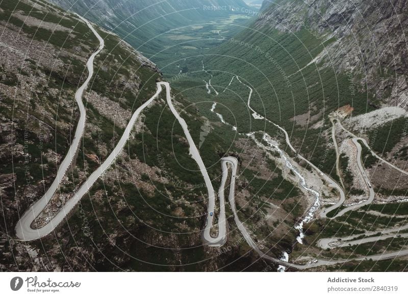Kurvenreiche Straße in den Bergen, Trollstigen, Norwegen Tal Berge u. Gebirge Serpentine Landschaft Panorama (Bildformat) geheimnisvoll ländlich Aussicht