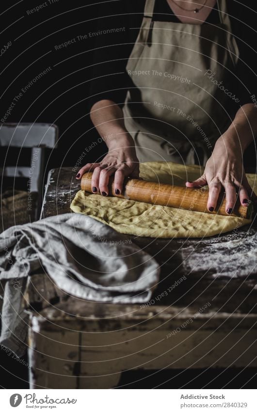 Getreidefrau beim Kneten von Teig Mensch kochen & garen Teigwaren kneten rustikal Mehl Lebensmittel rollierend Anstecknadel Küchenchef Bäckerei Backwaren Koch