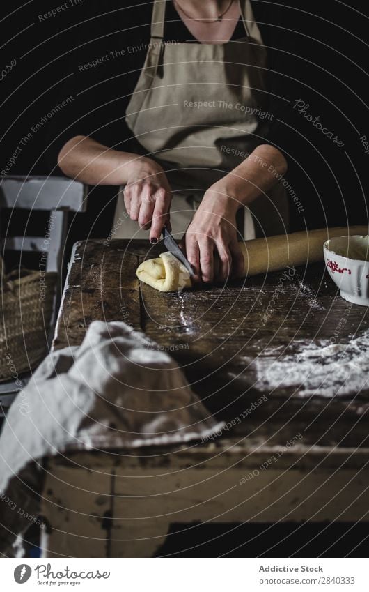 Frau macht süßes Gebäck Mensch kochen & garen Teigwaren kneten rustikal Mehl Lebensmittel rollierend Küchenchef Bäckerei Backwaren Koch Tisch machen Brot