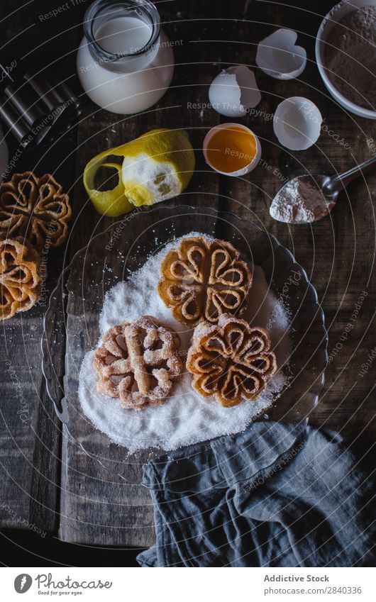Leckere Kekse mit Zucker bedeckt süß Backwaren rustikal lecker Plätzchen Belag Dessert Lebensmittel frisch geschmackvoll gebastelt Feinschmecker Bäckerei Snack